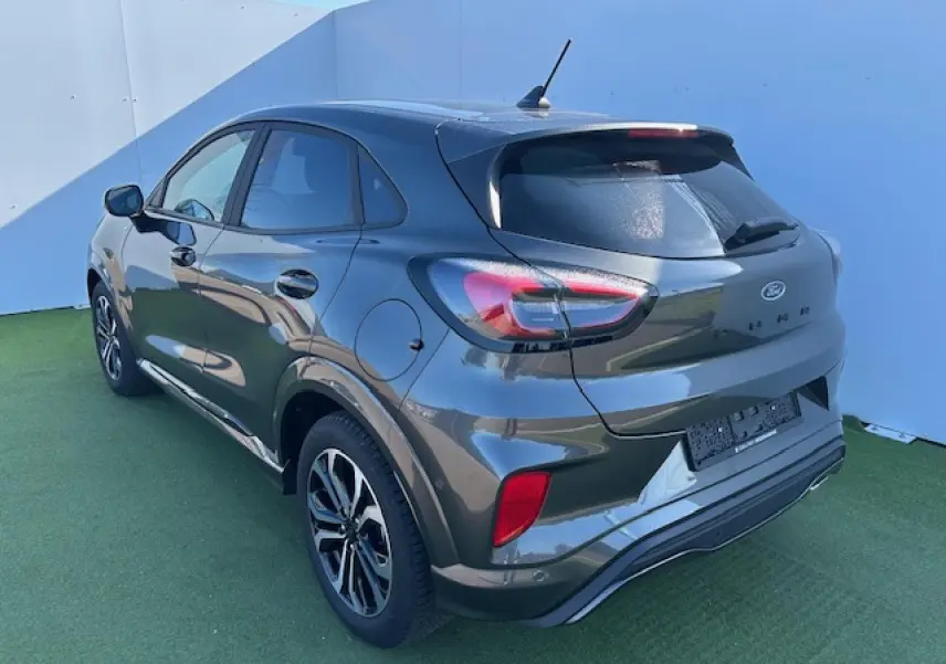 Ford Puma gris Magnetic vu en 3/4 arrière droit, avec feux arrière LED et jantes alliage 17 pouces.