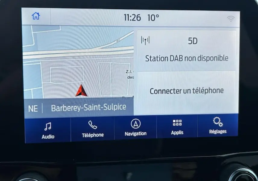 Écran tactile central du Ford Puma 2023 montrant la navigation et les options multimédia en intérieur.