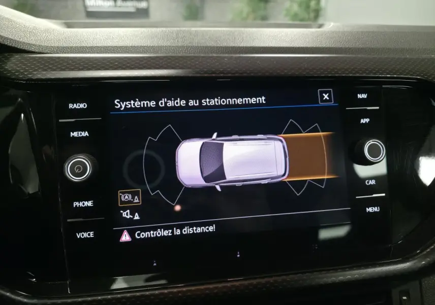 Écran tactile intérieur affichant le système d'aide au stationnement du Volkswagen T-Cross 1.0 TSI Active.