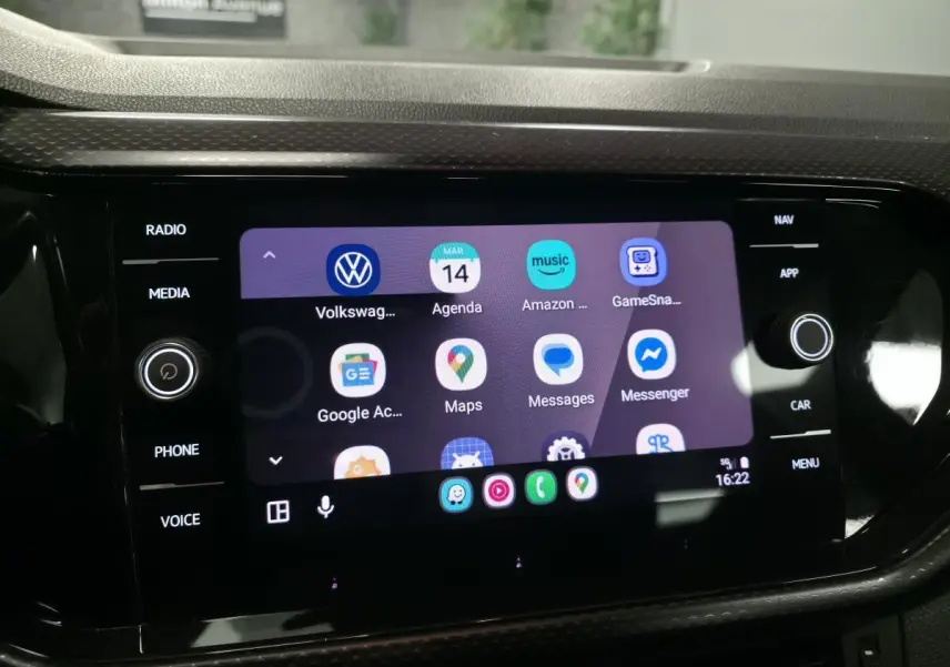 Écran tactile 8 pouces du Volkswagen T-Cross affichant des applications connectées, vue frontale rapprochée.