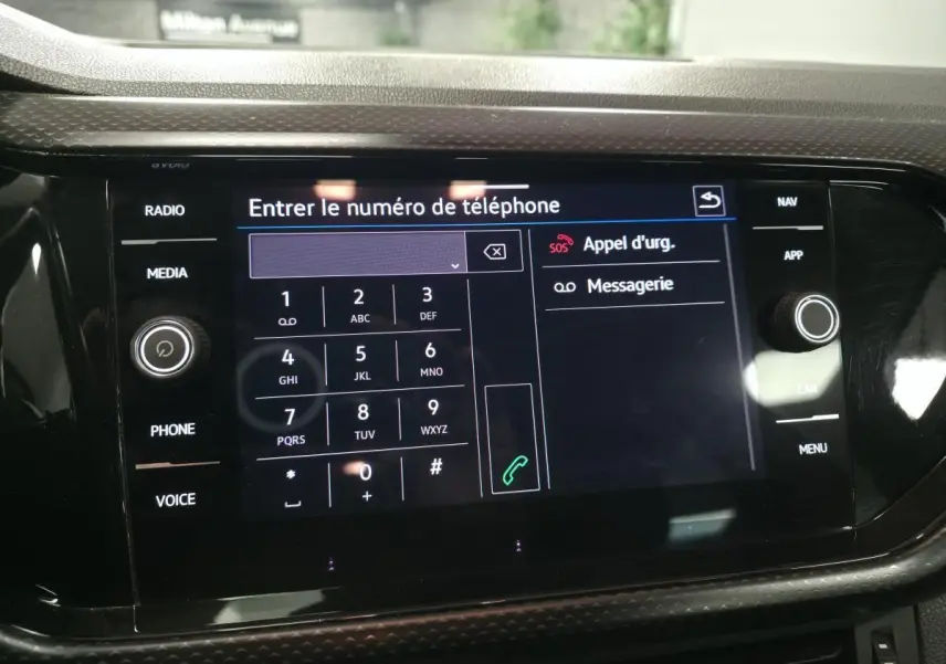 Écran tactile central du Volkswagen T-Cross 2021 affichant le clavier pour entrer un numéro de téléphone.