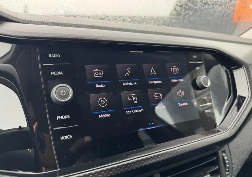 Écran tactile 8 pouces du Volkswagen T-Cross 2021 affichant les options radio, téléphone, navigation et véhicule.