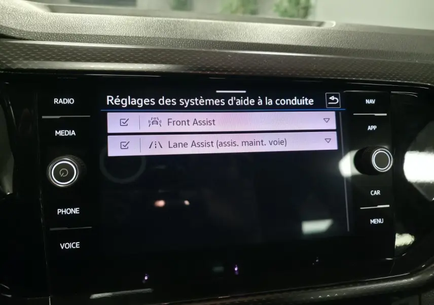 Écran tactile central du Volkswagen T-Cross affichant les réglages d'aide à la conduite Front Assist et Lane Assist.