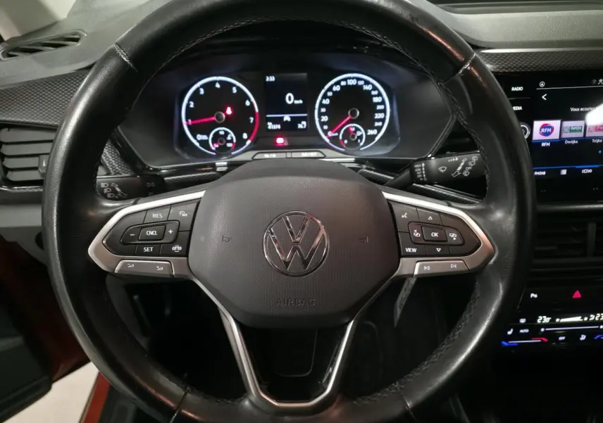 Vue rapprochée du volant multifonction noir et tableau de bord numérique du Volkswagen T-Cross 1.0 TSI 110 Active.