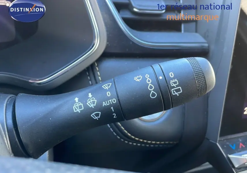 Gros plan sur la commande d’essuie-glace du Renault Symbioz bleu iron metal, intérieur noir avec coutures blanches.