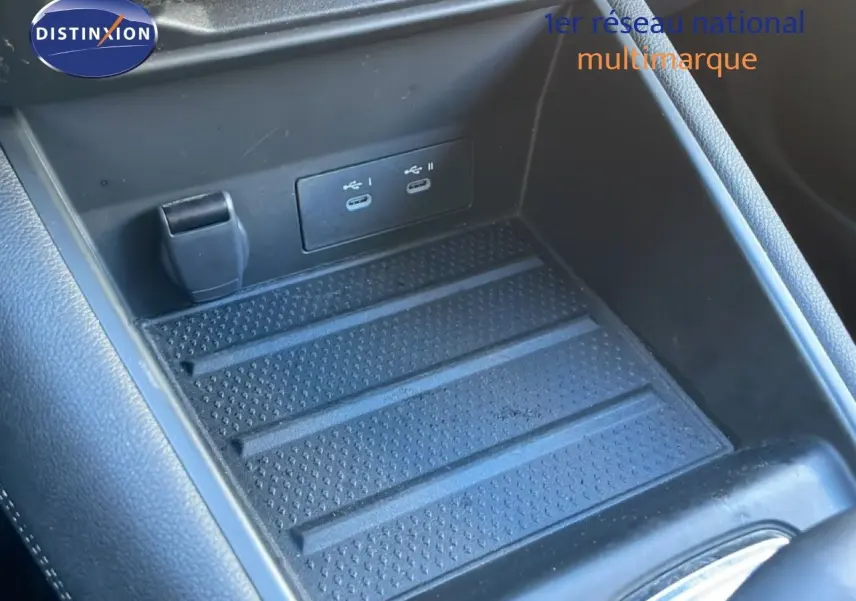 Gros plan sur la console centrale noire du Renault Symbioz 2025 avec ports USB-C et prise 12V visibles.