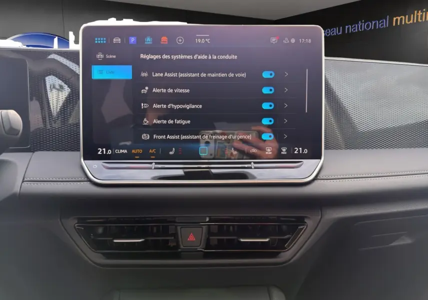 Écran tactile central du tableau de bord du Volkswagen Tiguan 2026, affichant les réglages d’aide à la conduite.