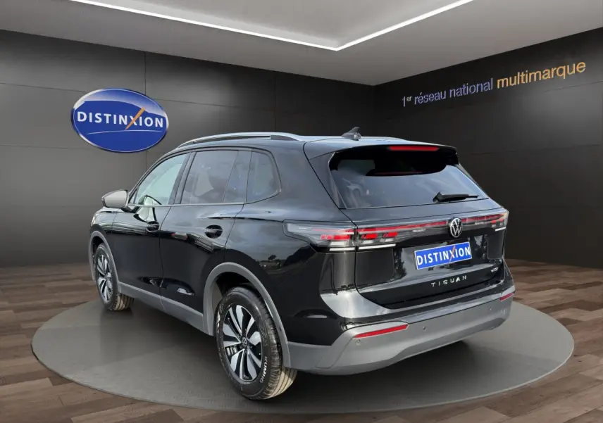 Volkswagen Tiguan noir vue 3/4 arrière droit, feux arrière LED et jantes alliage distinctives.
