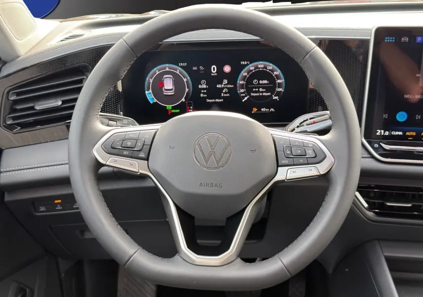 Vue intérieure centrée sur le volant cuir gris et le combiné d'instruments numérique du Volkswagen Tiguan 2026.