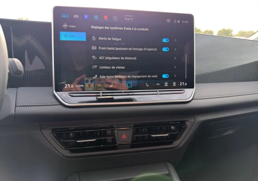 Écran tactile central du tableau de bord du Volkswagen Tiguan 2026 affichant les réglages d’aide à la conduite.