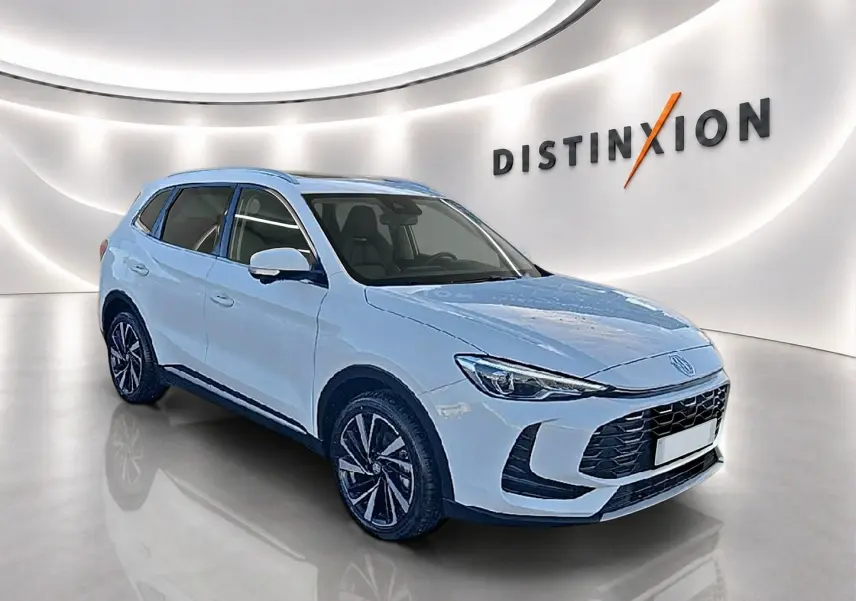 MG Motor ZS 1.5 hybrid blanc en 3/4 avant droit, avec calandre noire et jantes alliage distinctives.