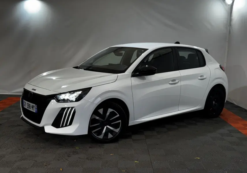 Peugeot 208 blanc vue 3/4 avant droit, feux LED allumés, jantes noires et toit noir contrastant.