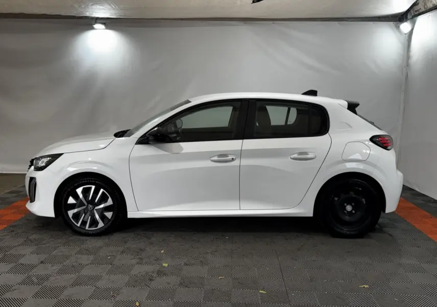 Profil côté gauche de la Peugeot 208 PureTech 75 S&S Active blanche, avec jantes avant stylisées et arrière acier simple.