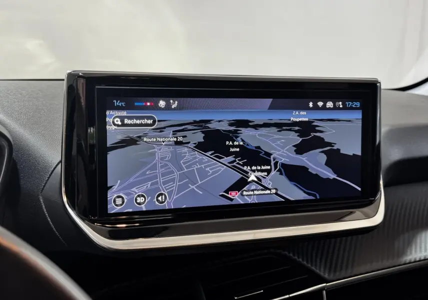 Écran tactile central affichant la navigation dans l’habitacle d’une Peugeot 208 blanche, vue de face.