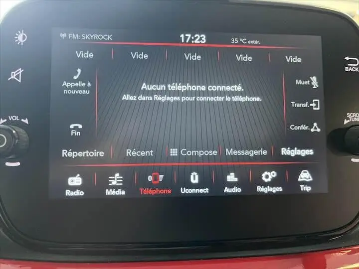 Écran tactile du système multimédia de la Fiat 500 rouge, affichant le menu téléphone sans connexion active.