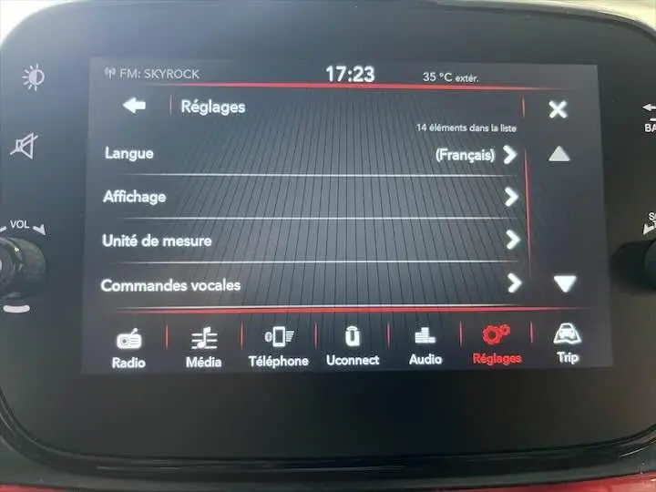 Écran tactile du système multimédia de la Fiat 500 rouge affichant le menu Réglages en intérieur.