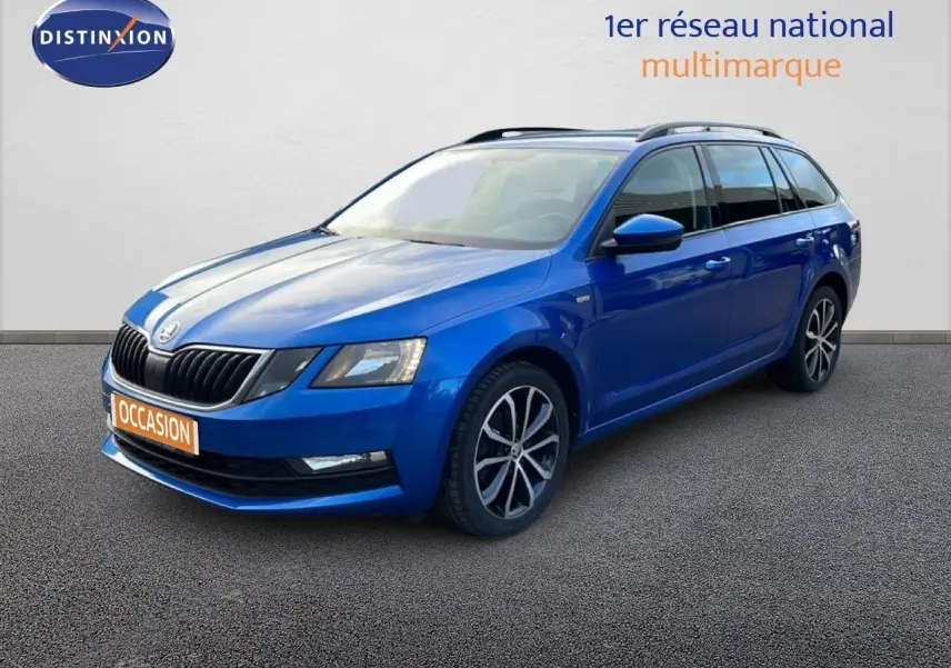 Vue 3/4 avant droite d'une Skoda Octavia Combi bleu racing métal avec jantes alliage et calandre noire.