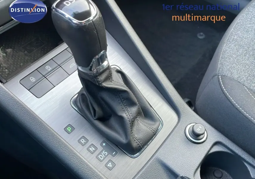 Gros plan sur la console centrale de la Skoda Octavia Combi 2019, levier de vitesse DSG en cuir noir visible.