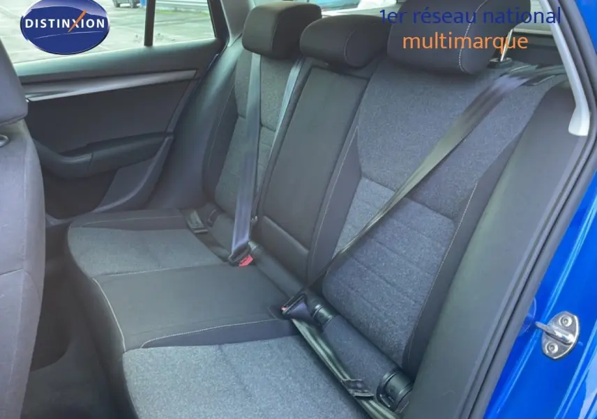 Vue intérieure côté droit des sièges arrière en tissu gris et noir d'une Skoda Octavia Combi bleu racing metal.