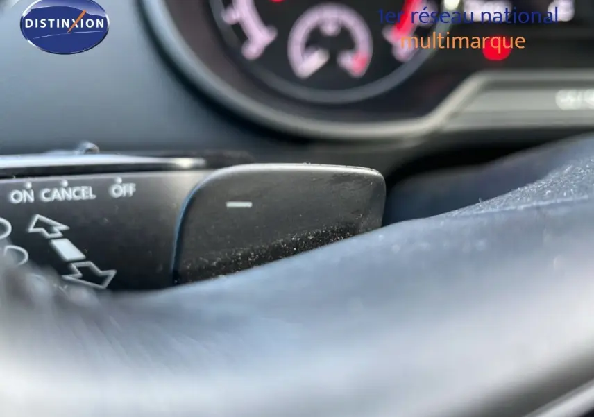 Gros plan sur la commande de régulateur de vitesse au volant d’une Skoda Octavia Combi bleu Racing Metal de 2019.