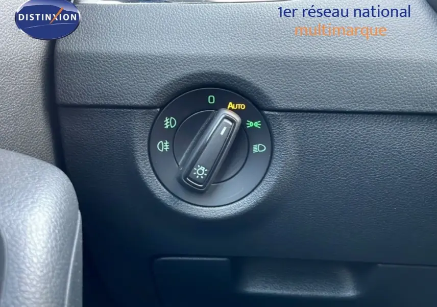Gros plan sur le bouton de commande des phares dans l’habitacle d’une Skoda Octavia Combi 2019.