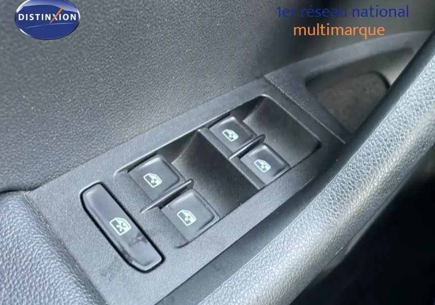 Gros plan sur les commandes des vitres électriques côté conducteur d’une Skoda Octavia Combi bleu Racing Metal de 2019.