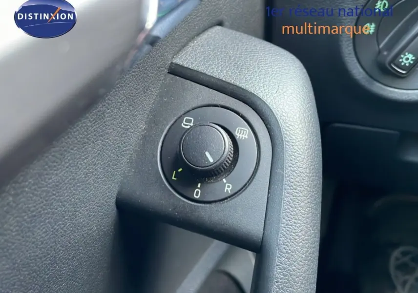 Gros plan sur le bouton de réglage des rétroviseurs côté conducteur dans l’habitacle d’une Skoda Octavia Combi.