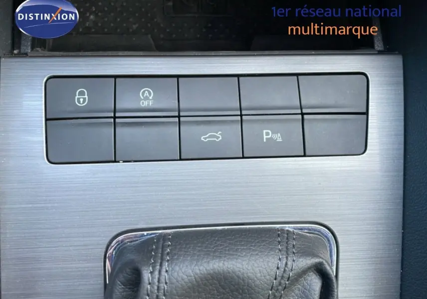 Gros plan sur la console centrale de la Skoda Octavia Combi bleu racing, montrant les boutons de commande et le levier de vitesse cuir noir.