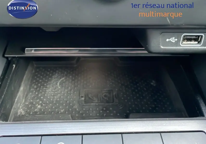 Gros plan sur la console centrale d’une Skoda Octavia Combi 2019, zone de rangement avec port USB visible.