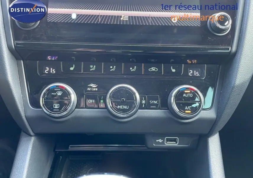 Gros plan sur la console centrale de la Skoda Octavia Combi 2019, montrant les commandes de climatisation et un port USB.