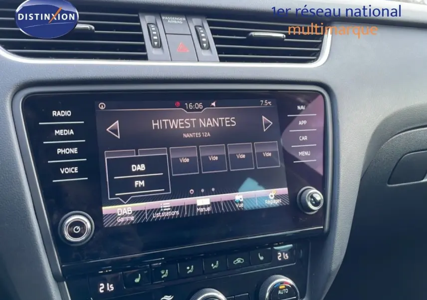 Vue intérieure centrée sur l’écran tactile multimédia de la Skoda Octavia Combi 2019 avec interface radio affichée.