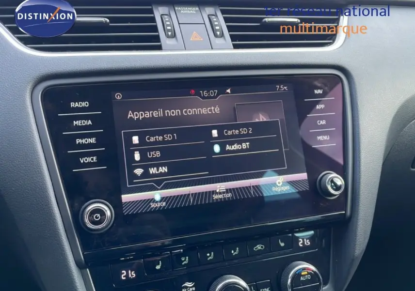 Vue rapprochée de l’écran tactile et de la console centrale d’une Skoda Octavia Combi 2019, intérieur noir.