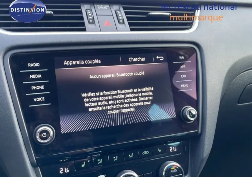 Vue rapprochée de l’écran tactile central et de la console de la Skoda Octavia Combi 2019 en intérieur noir.
