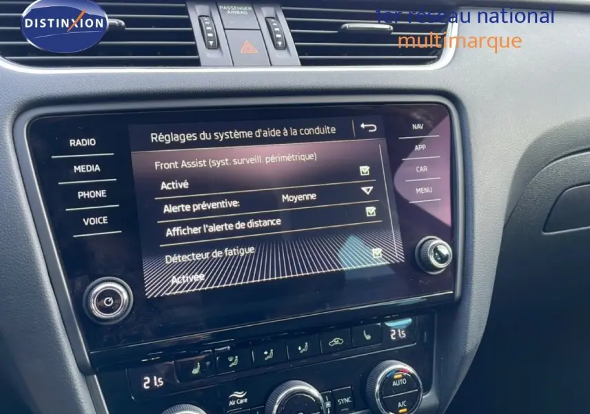 Écran tactile central de la Skoda Octavia Combi 2019 affichant les réglages d’aide à la conduite, avec commandes de climatisation en dessous.