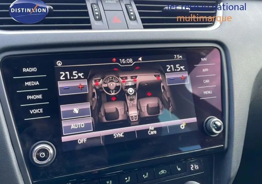 Écran tactile central de la Skoda Octavia Combi 2019 affichant la climatisation automatique à 21,5°C.