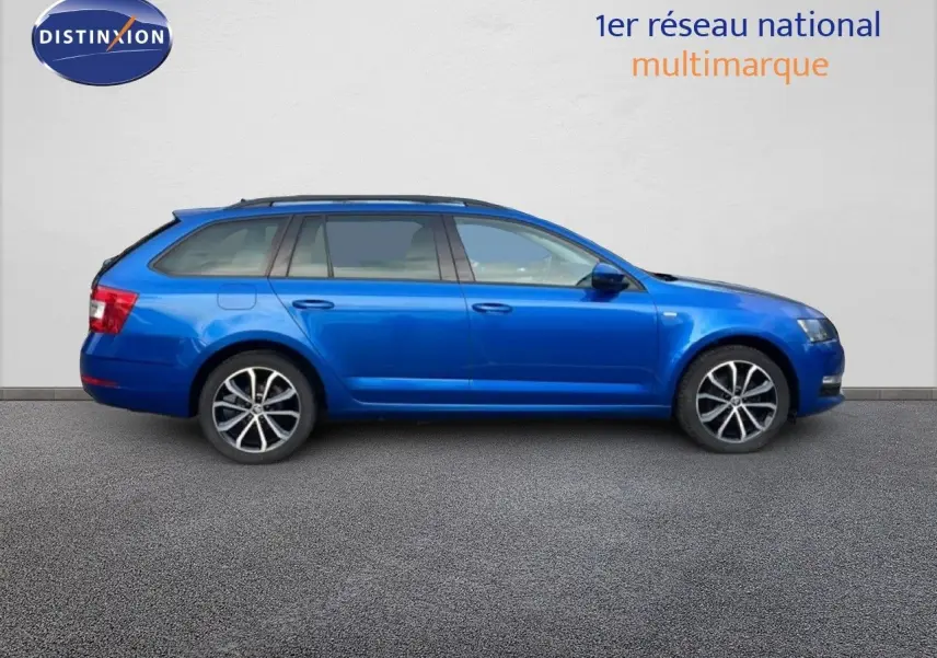 Profil latéral droit d'une Skoda Octavia Combi 2019 en bleu racing metal avec jantes alliage bicolores.