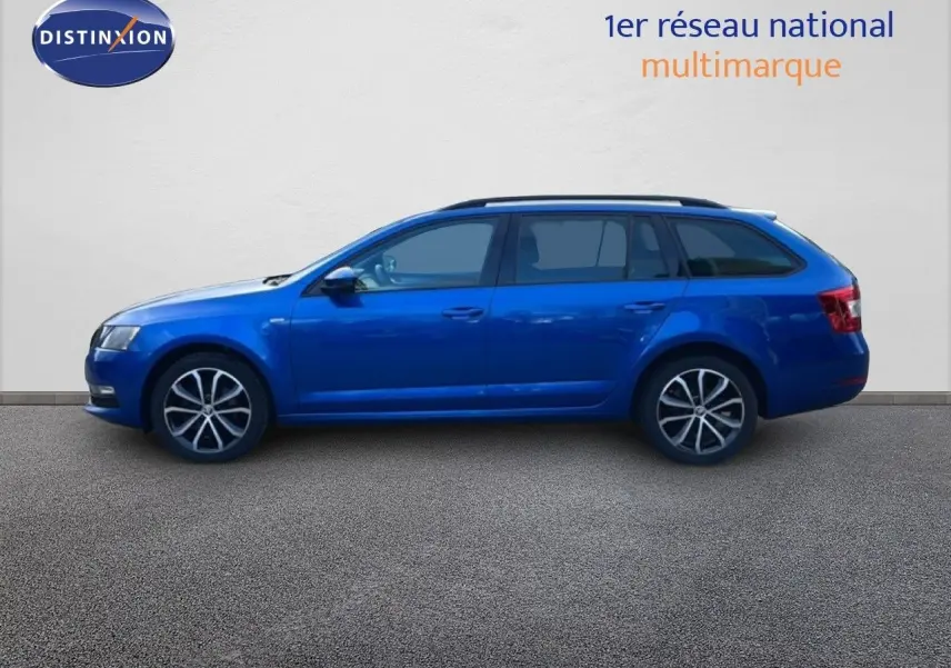 Profil latéral droit d'une Skoda Octavia Combi 2019 en bleu racing metal avec jantes alliage et toit ouvrant.