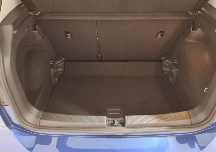 Coffre ouvert vu de l'arrière d'un Volkswagen T-Cross 2022 Bleu Récif, montrant l'espace de chargement vide.