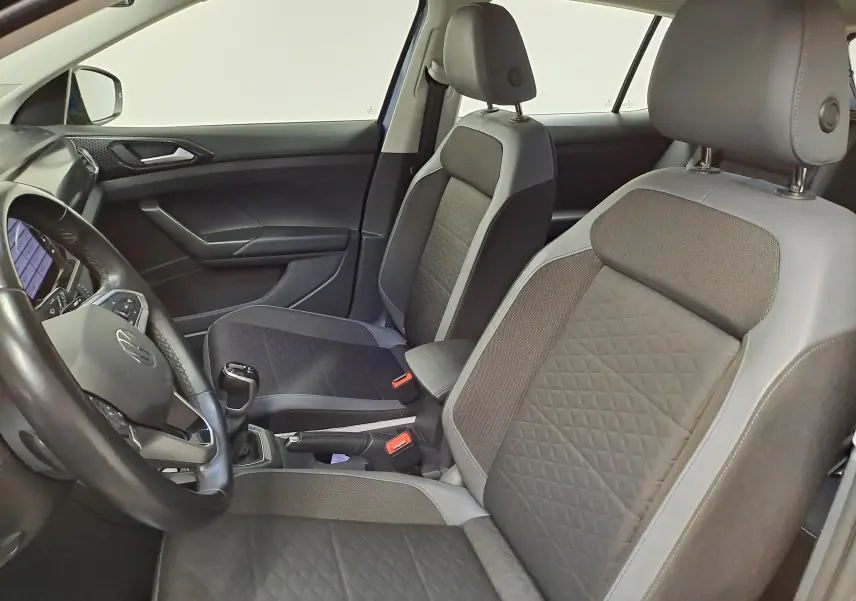Vue intérieure côté conducteur du Volkswagen T-Cross 2022 avec sièges tissu gris et volant multifonction.