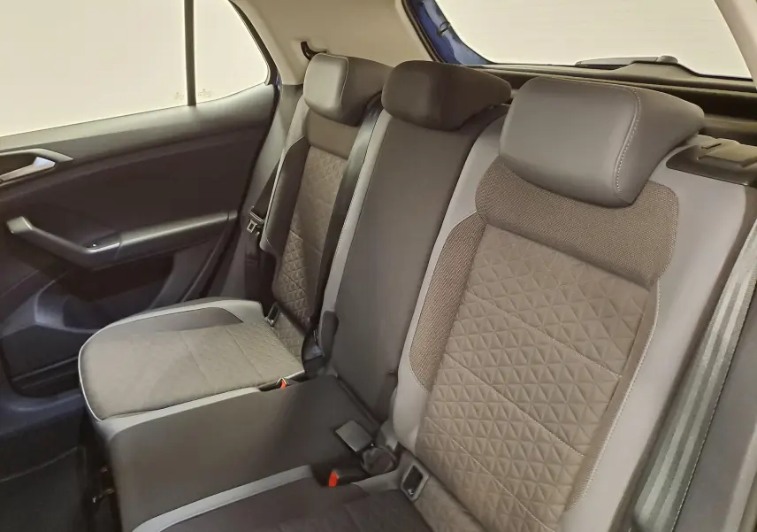 Vue intérieure des sièges arrière du Volkswagen T-Cross 2022, tissu gris avec motifs géométriques, côté gauche visible.