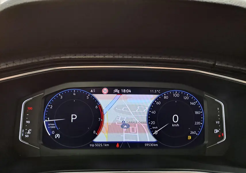 Tableau de bord numérique du Volkswagen T-Cross 2022, affichant compte-tours, vitesse et carte de navigation.
