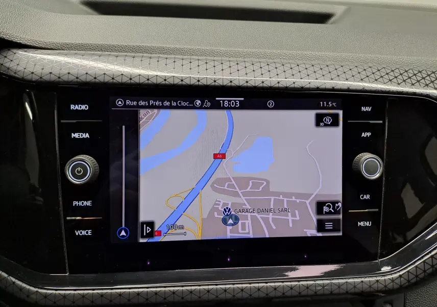 Écran tactile central du Volkswagen T-Cross 2022 avec navigation affichée et bordure à motif géométrique gris clair.