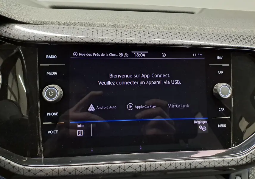 Écran tactile central du Volkswagen T-Cross 2022 affichant l'interface App-Connect avec options Android Auto et Apple CarPlay.