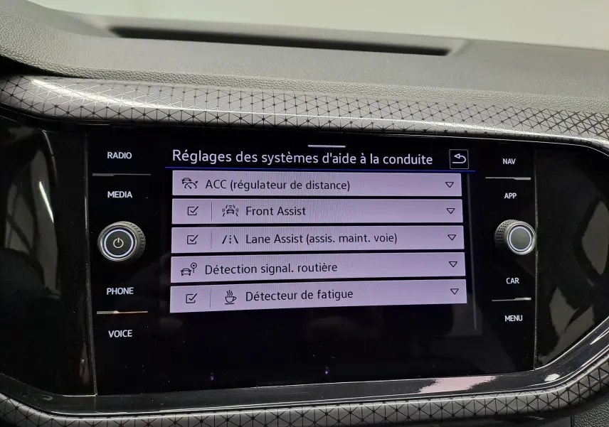 Écran tactile central du Volkswagen T-Cross 2022 affichant les réglages d’aide à la conduite, intérieur noir.