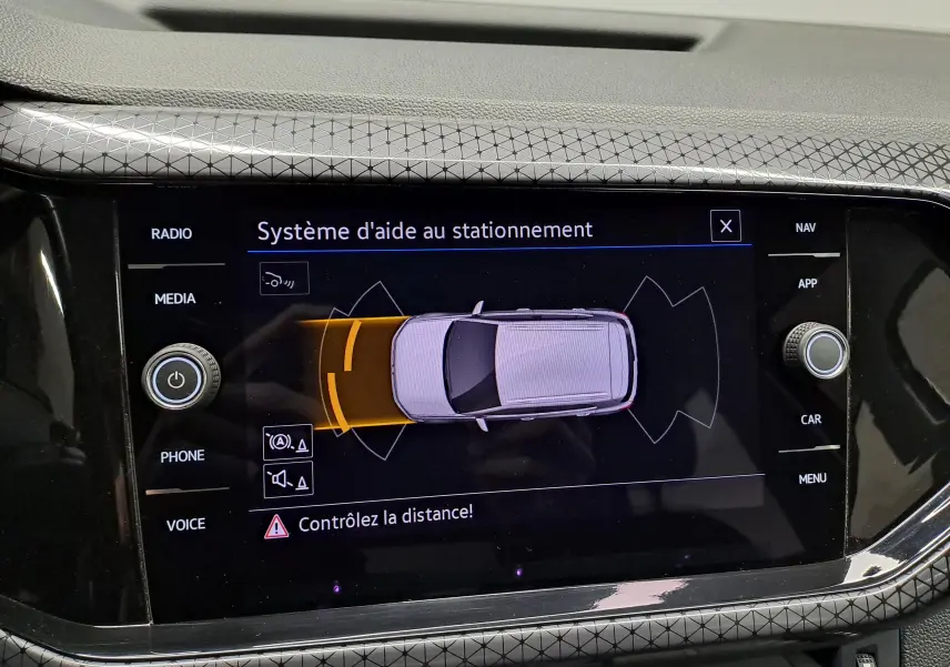 Écran central du Volkswagen T-Cross Bleu Récif 2022 montrant l'aide au stationnement avec détection avant en orange.