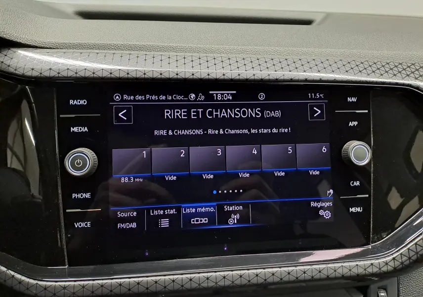 Vue rapprochée de l’écran multimédia du Volkswagen T-Cross 2022 affichant la radio DAB sur la station Rire et Chansons.
