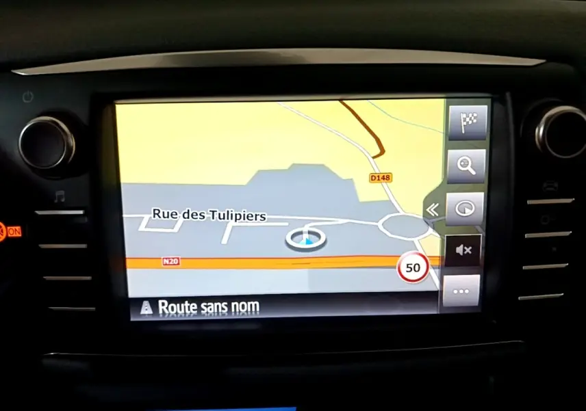 Écran tactile du système de navigation 7 pouces de la Toyota Yaris blanche, vue rapprochée du tableau de bord.