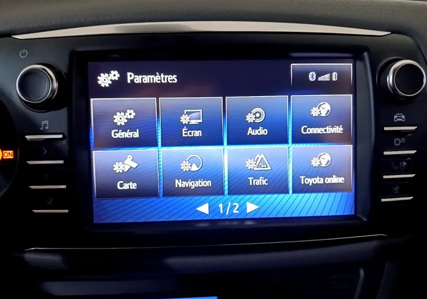 Écran tactile central affichant le menu paramètres de la Toyota Yaris hybride 2019, vue frontale intérieure.
