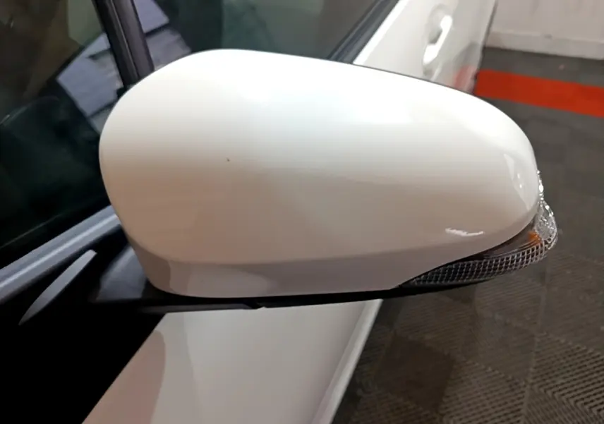 Rétroviseur droit blanc de la Toyota Yaris 1.5 VVT-I HYBRID France Business 2019 avec clignotant intégré.