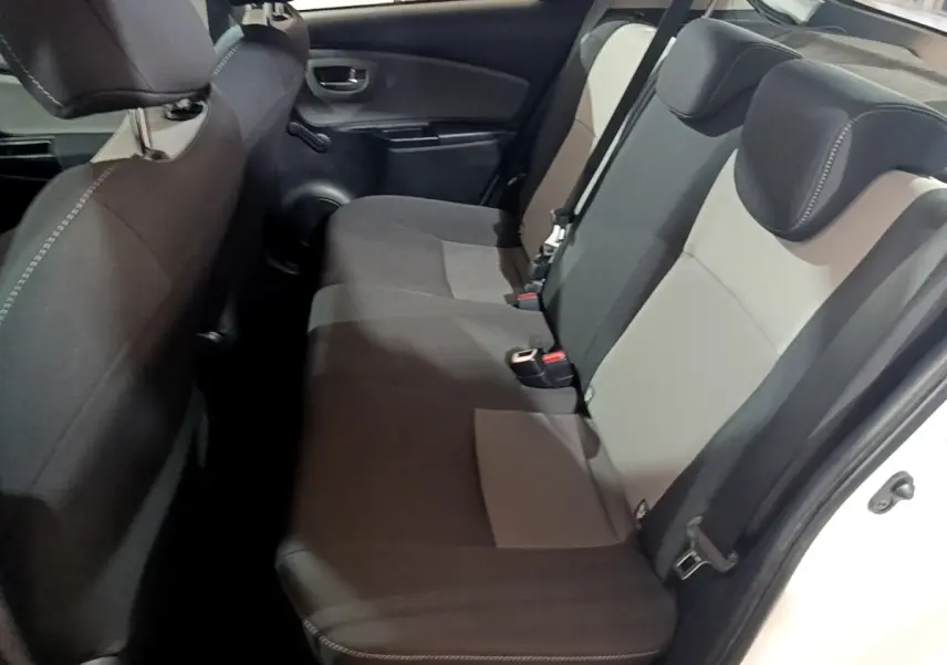 Vue intérieure côté droit sur la banquette arrière bicolore gris clair et foncé de la Toyota Yaris blanche 2019.